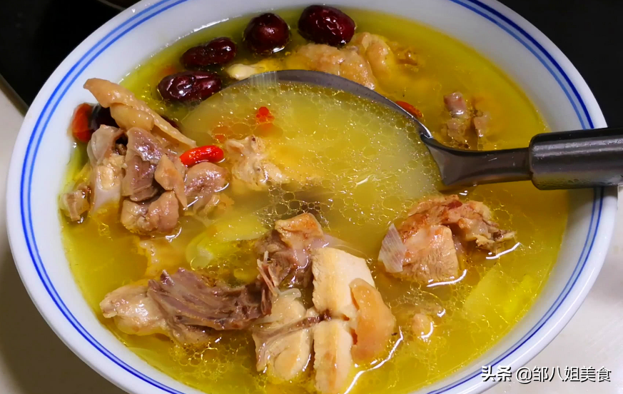 炖鸡汤，记住“2个窍门”，鸡肉不柴鸡汤不腥，汤鲜肉嫩很美味
