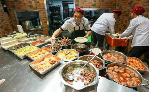 高校食堂“秀色可餐”：英语天花板刷屏网络，特色条幅迎你到门口