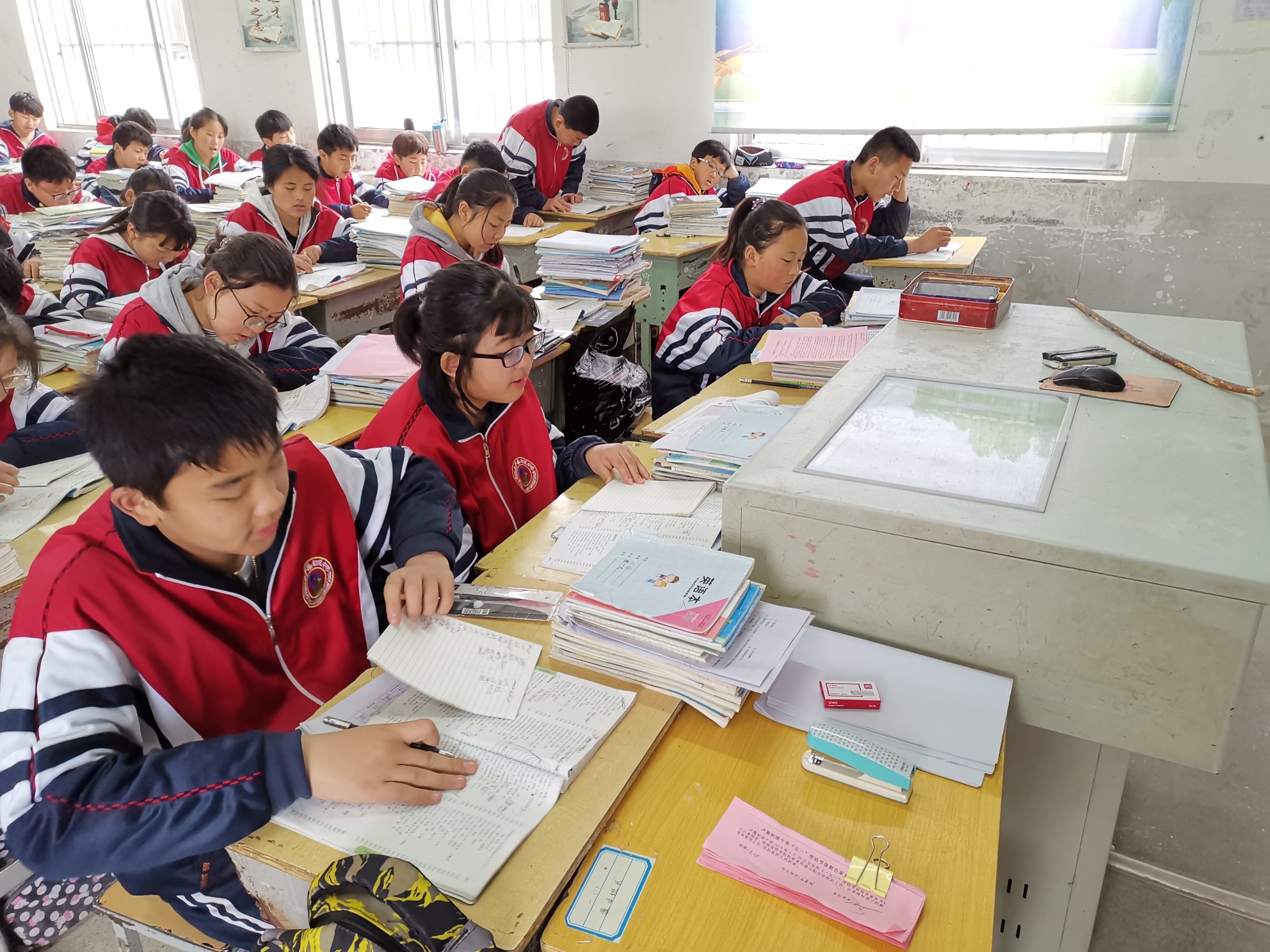 中小学迎来“好消息”，教室内将全部加装监控，家长拍手叫好