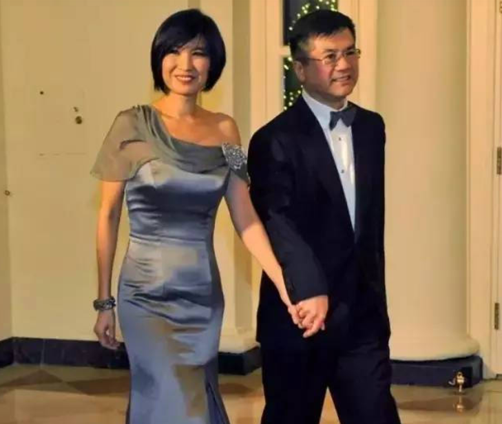 云南苗王的后裔李蒙与美国第一位华裔州长结婚，希拉里坦言“我在欣赏你”。