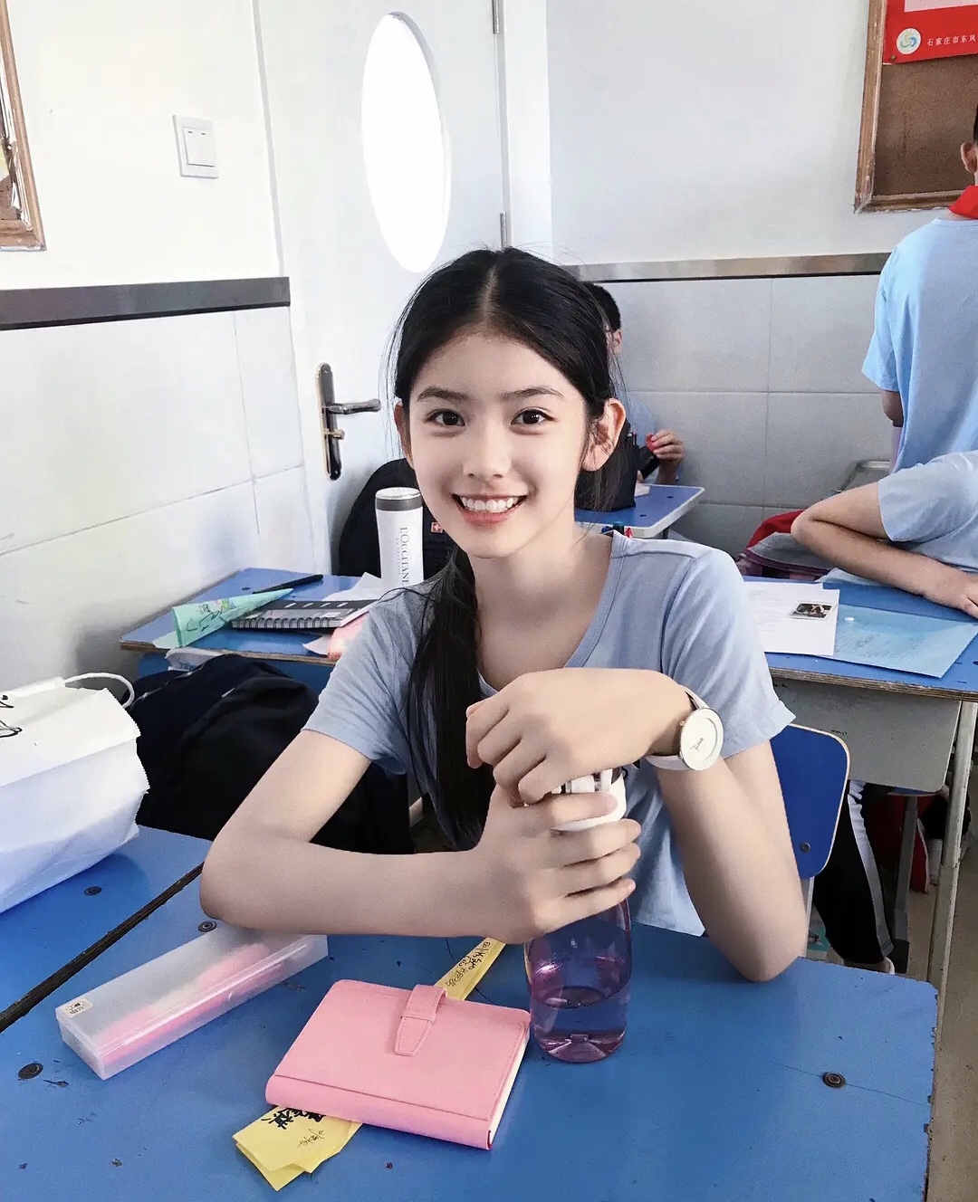 13岁演偶像剧女主,12岁搭遍大咖,高颜值"05花"们也太强了吧?