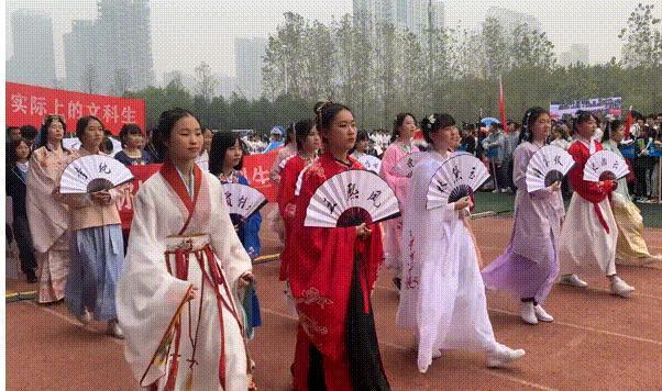 运动会开幕式，举牌美女学生“火”了，网友：奋斗百天考青岛大学