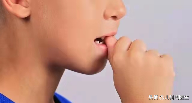 孩子“啃手指”不好改正，该让缺锌缺钙背锅吗？解决安全感很重要
