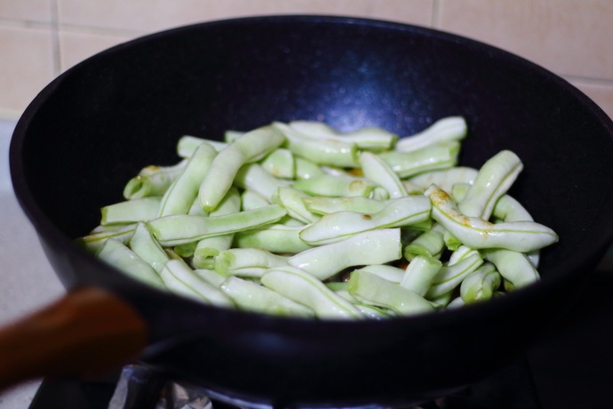 土豆炖豆角(家常做法的土豆炖豆角，方法简单，味道好，新手一学就会)