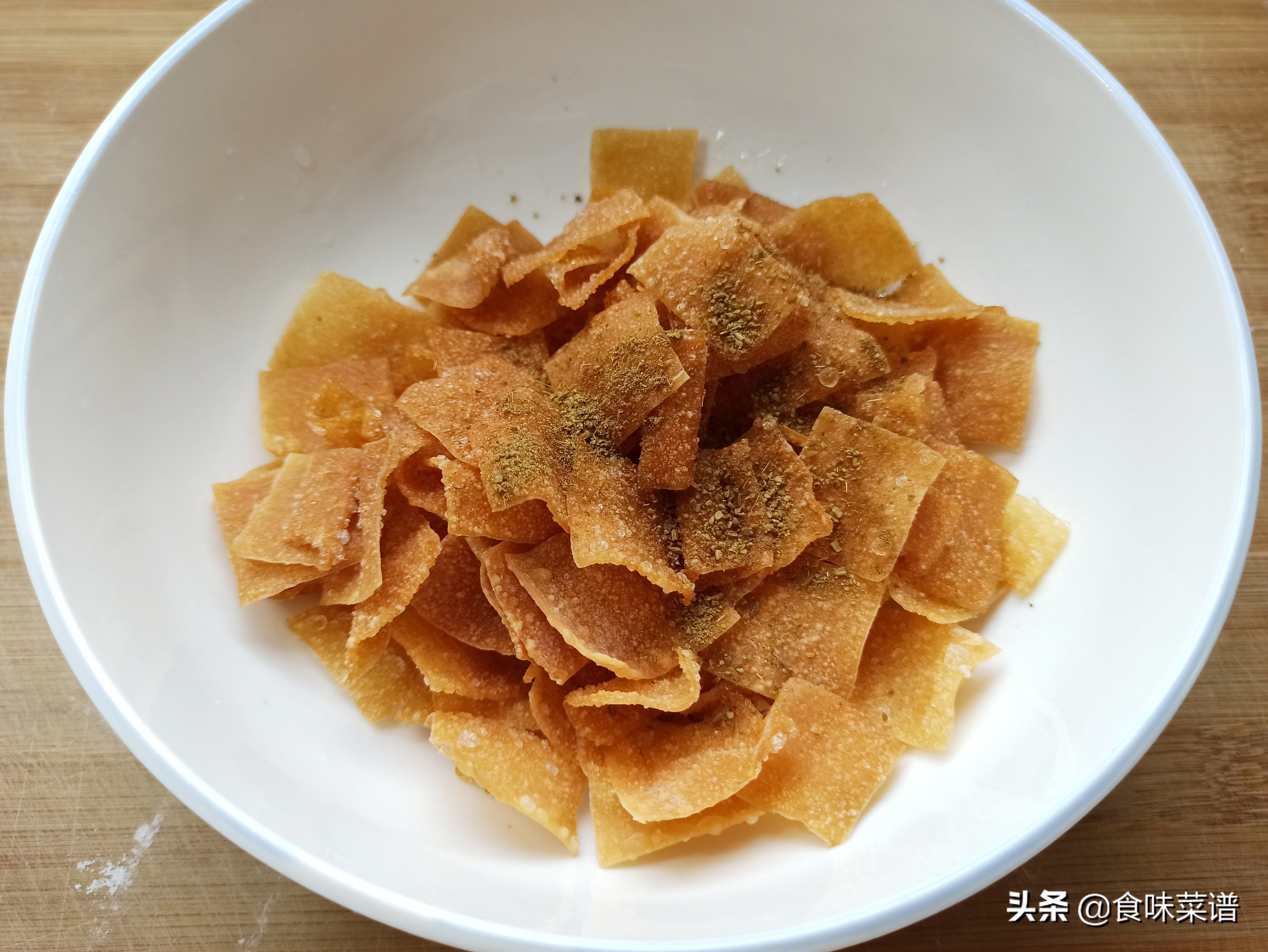 剩下的馄饨皮别浪费，教你一个新吃法，酥脆可口，出锅秒变小零食