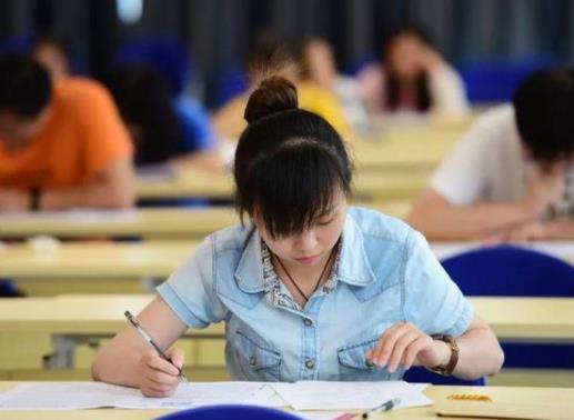 21届高考生，冲刺一本不能低于这个分数，录取分数线预估图来了