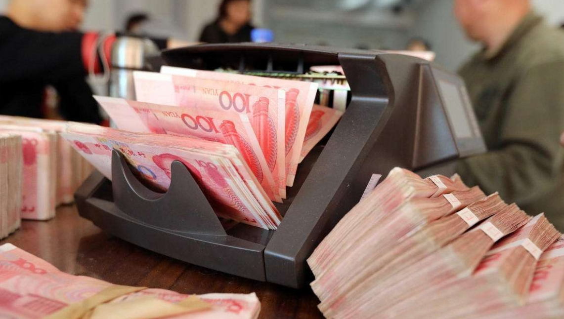 央行为何大幅度降低存款利率，不鼓励往银行存钱了？原因有3点