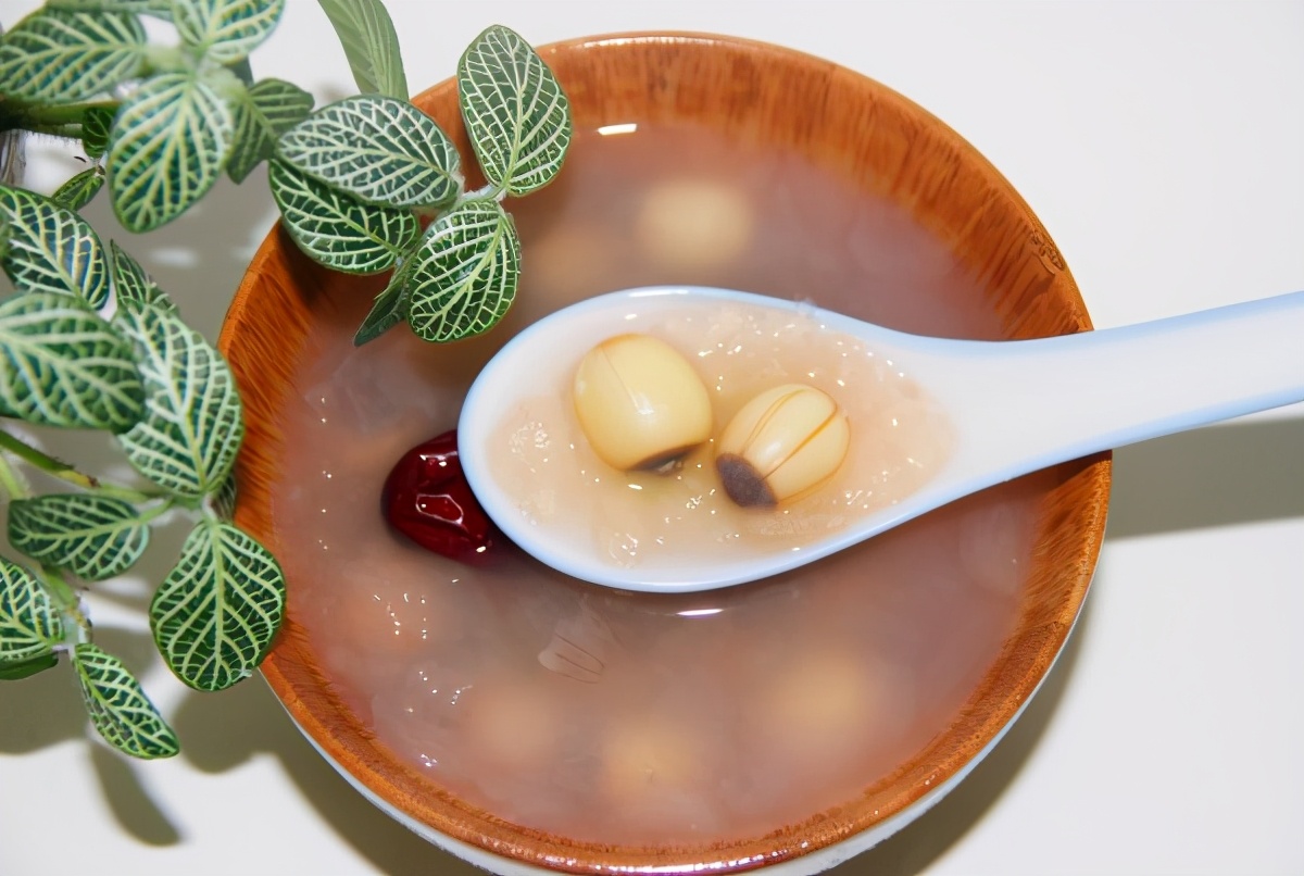 桂圆莲子茶原料:莲子15克,红枣,桂圆各20克,冰糖适量做法:将莲子去心