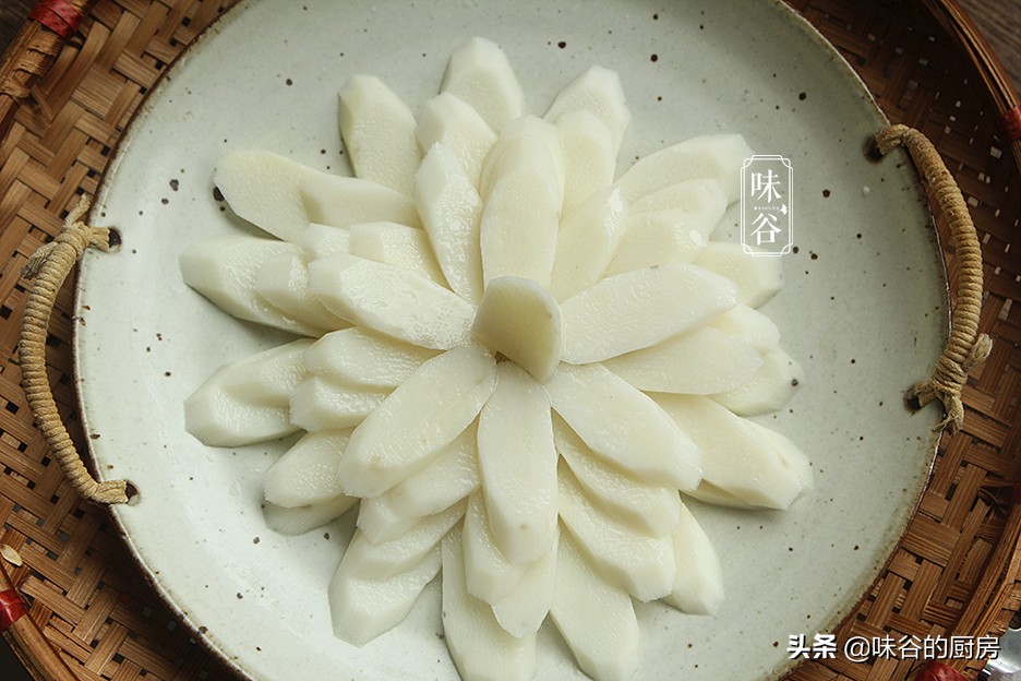 【材料】:铁棍山药 一根,冰糖4块,枸杞适量,糖桂花 适量【做法】:我用