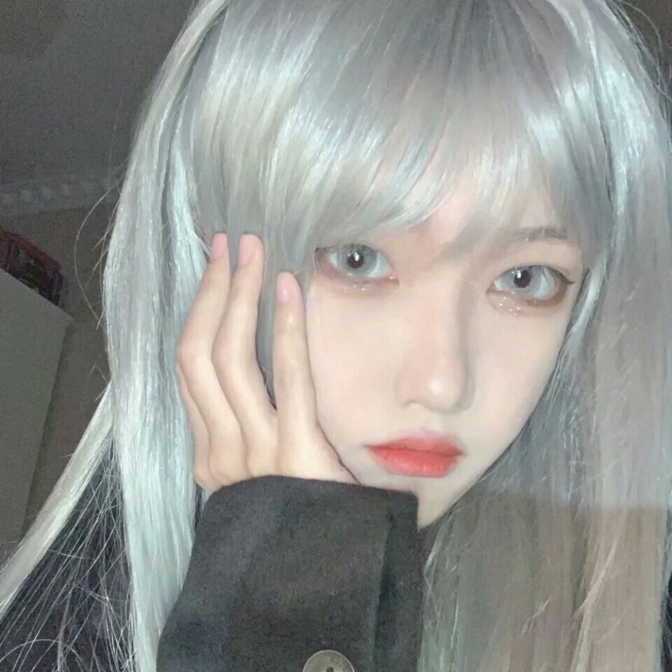 女生头像:想谈恋爱,谁提分手头发就掉光的那种.