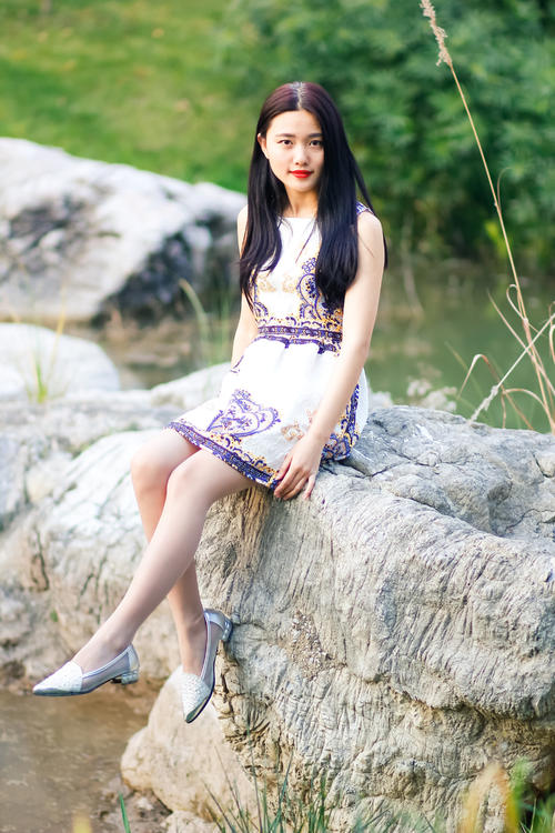 我们大学里的真人真事，晚上豪车接走女大学生，为金钱迷失自我