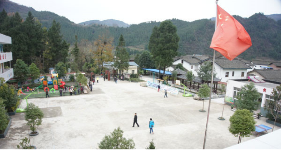 一张仅16人的高考喜报，揭露教育现状，现实的差距拼了命也追不上