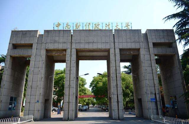 湖北各大高校校门展示，武汉大学牌坊近日被大车撞坏？