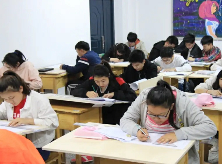 在高考当中“作弊”，会有什么后果？班主任：人生前程全毁