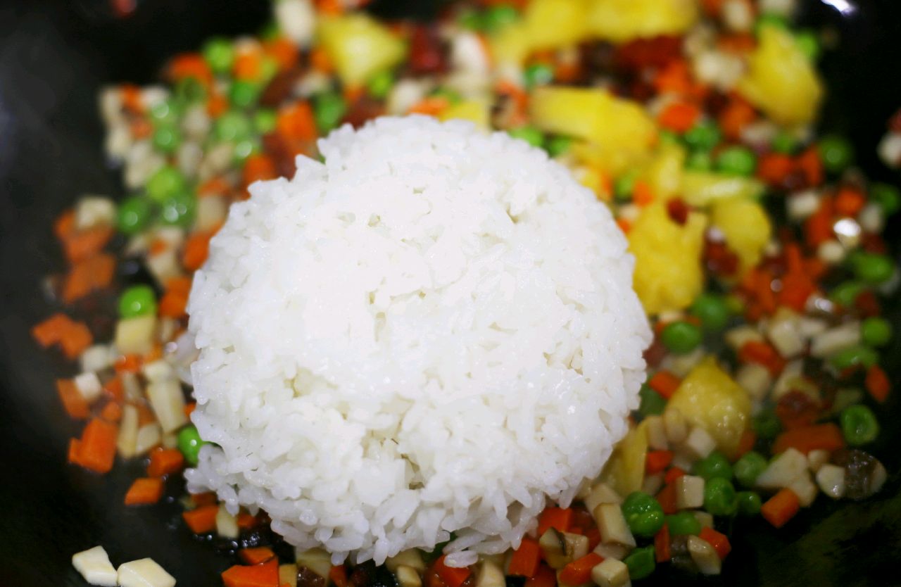 菠萝炒饭怎么做（8步做出酸甜可口的菠萝炒饭富）