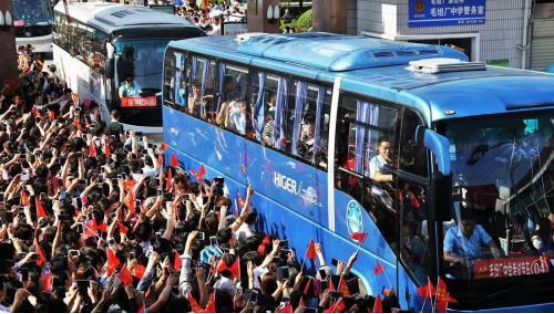 何川洋高考获得重庆状元，但最终被北大拒录，复读一年后考得怎样