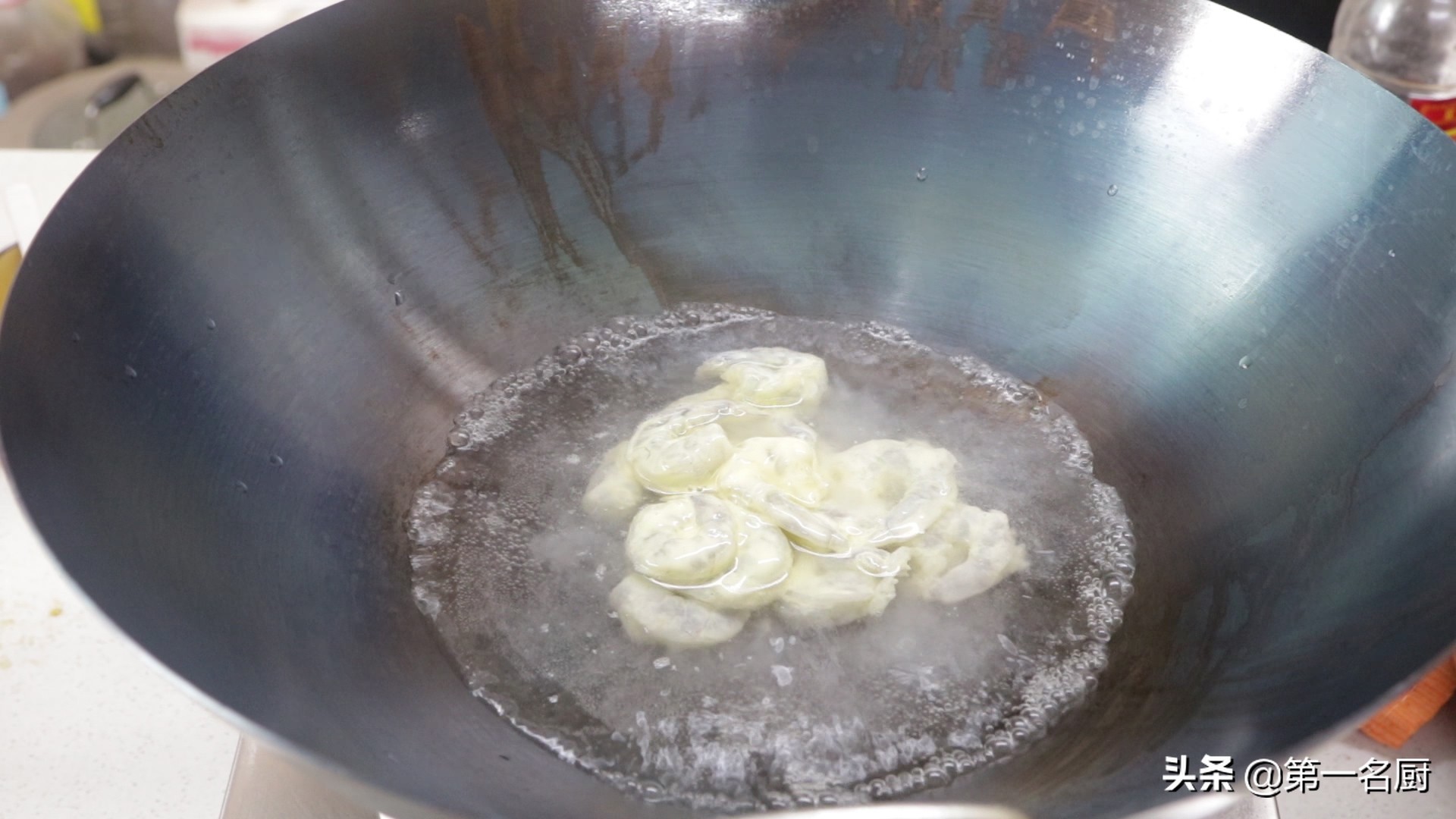 做滑炒虾仁有窍门，学会这两招，虾仁饱满滑嫩，色香味俱全