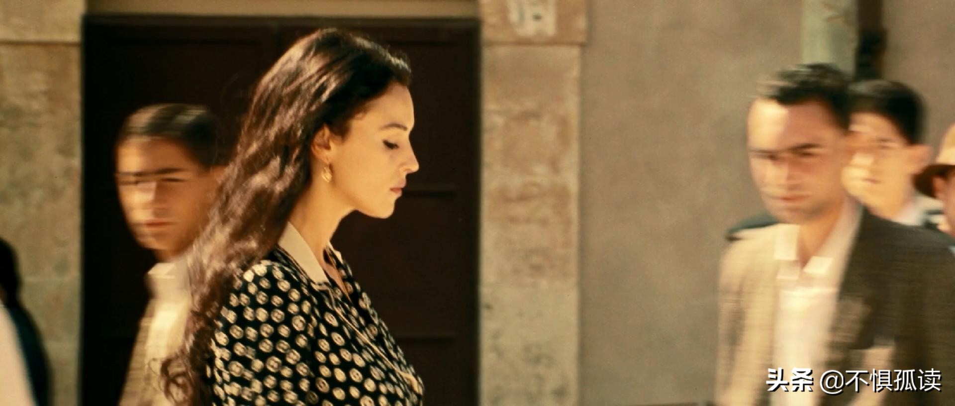 《西西里的美丽传说》：她因为太美丽，被嫉妒的女人群殴、剃光头