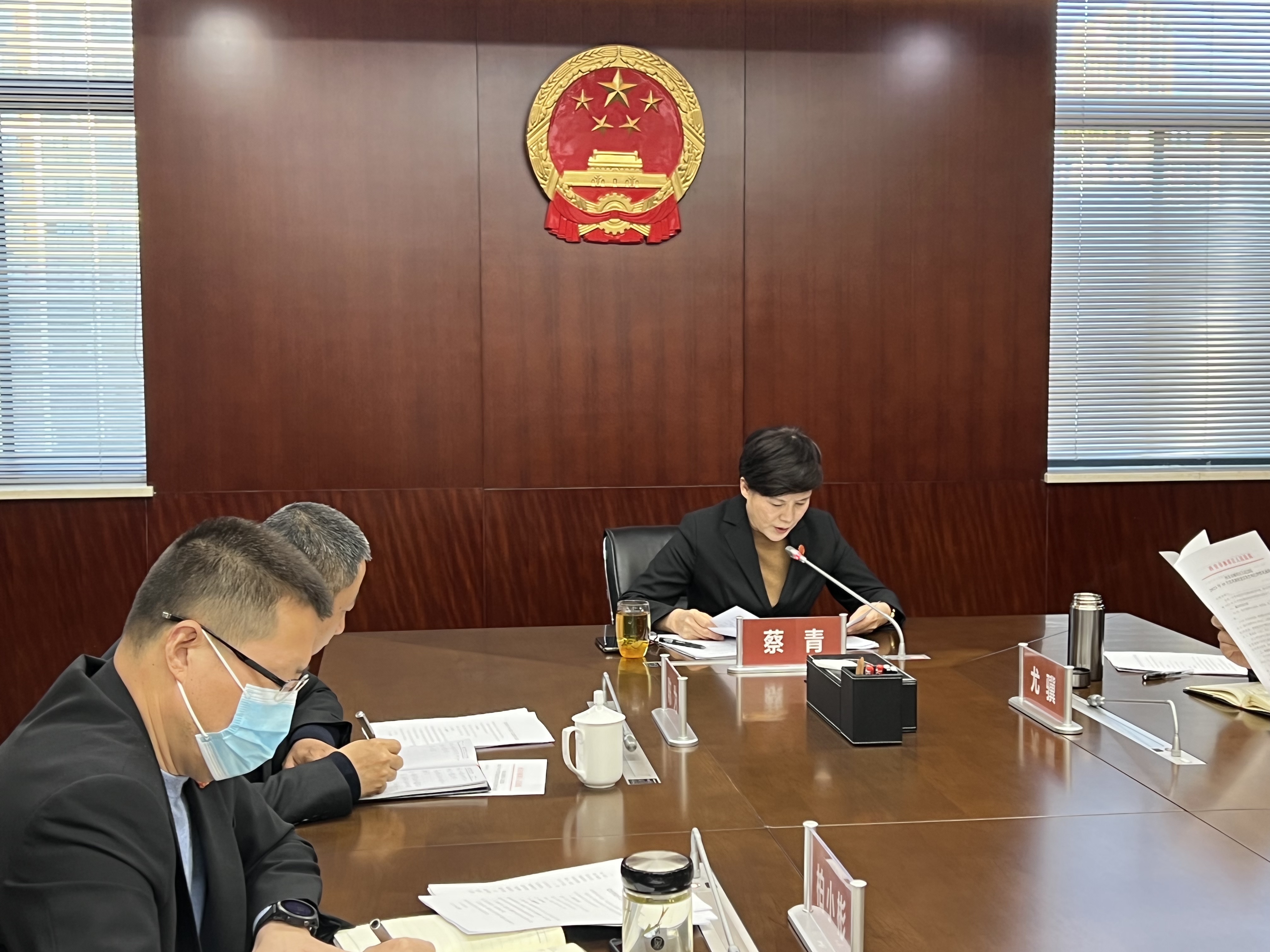 西安市雁塔区法院党组理论学习中心组集体学习人民日报专题文章