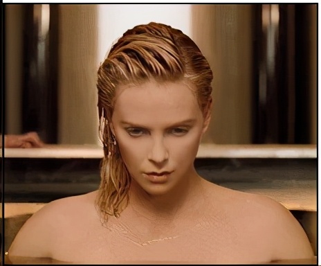 前调:科摩罗群岛依兰花精油中调:大马士革玫瑰精油尾调:沙巴茉莉与