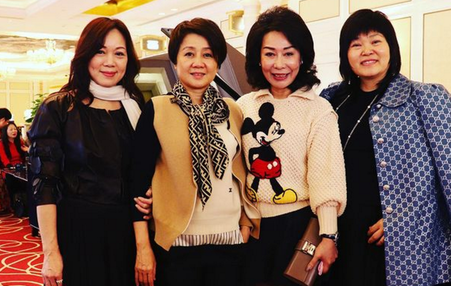 百億闊太梁安琪亮相，戴兩千圍巾站C位，為賭王生下5子終生未婚