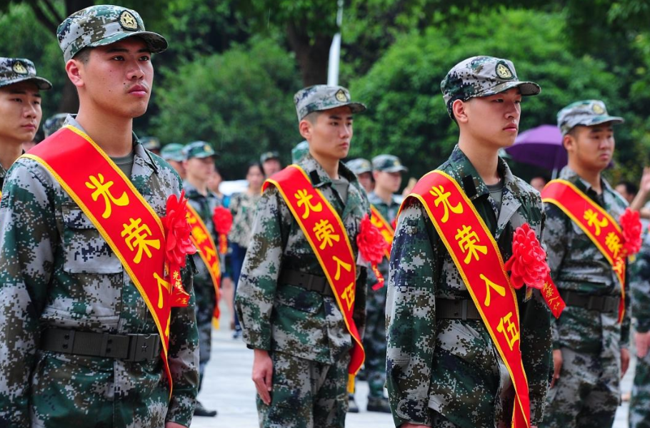 多年后才知道，在校大学生当兵和毕业生当兵的差距，不是一星半点