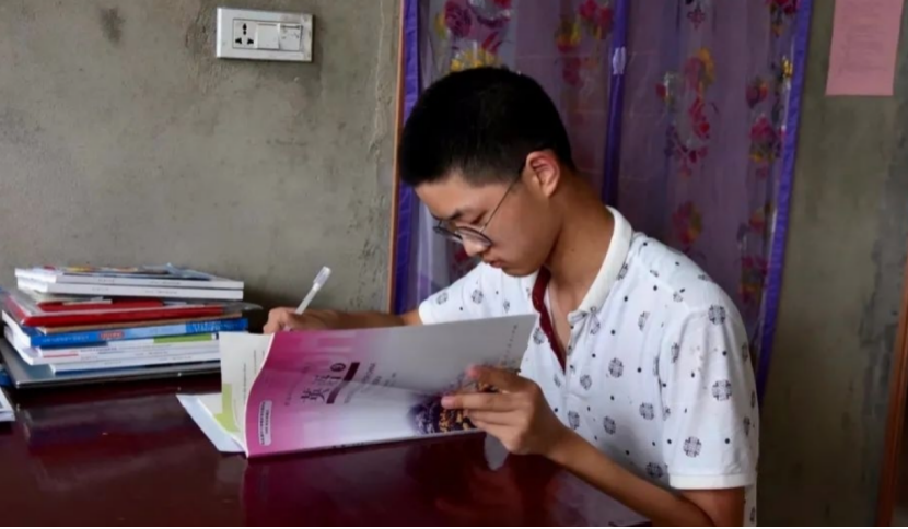 母亲双目失明，父亲单眼失明，自强不息的他以685分被清华录取