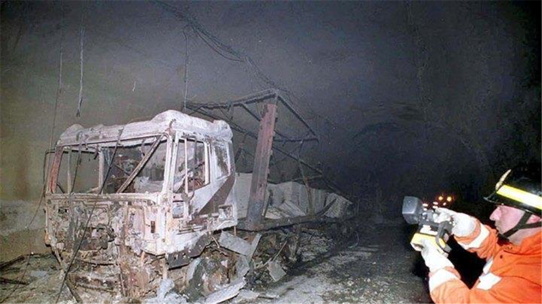 最绝望的死法：1000度高温烘烤53小时，39人殒命，隧道成熔炉