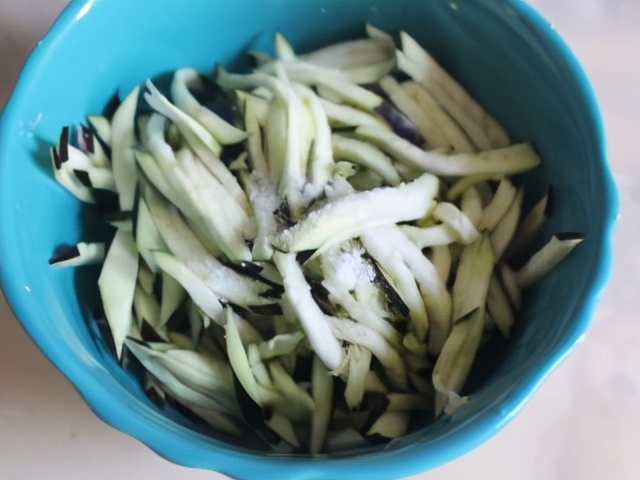 茄子别再过油啦，教你家常版鱼香茄子做法，吃着比过油的还要解馋