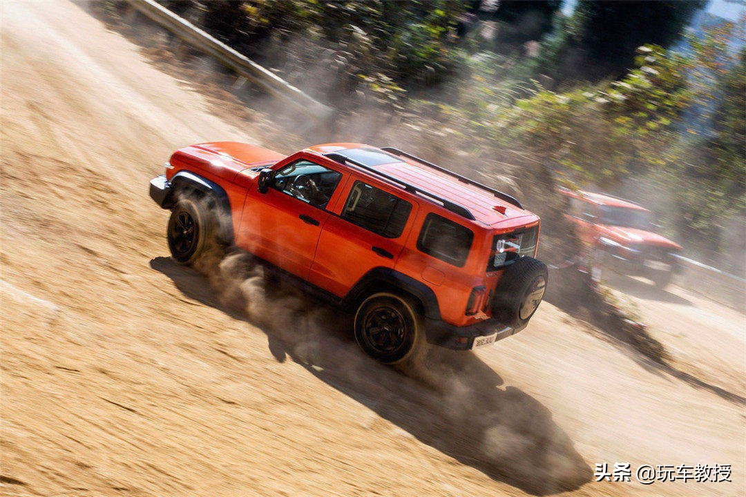 北京BJ40丨有三把锁/可拆顶棚/2.3T动力 还只要15.98万起？