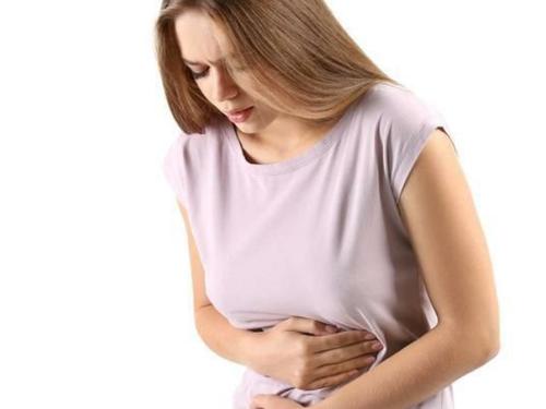 女孩路上"来初潮",白裤变红浑然不知,阿姨脱衣:姑娘快挡住