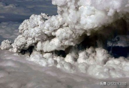 发生火山爆发的原因