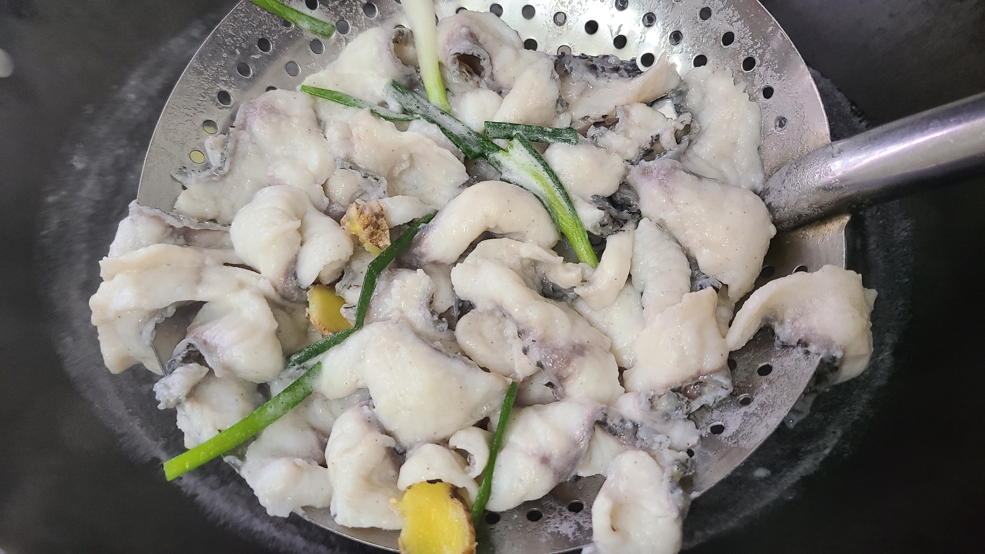 柠檬鱼片，是我家很爱吃的一道家常菜，好吃又开胃，看着就馋