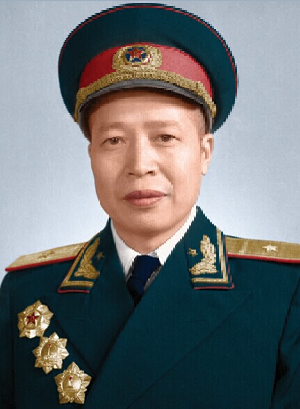 日寇疯狂扫荡，八路军干部被老乡带到一悬崖边：你快下去躲躲