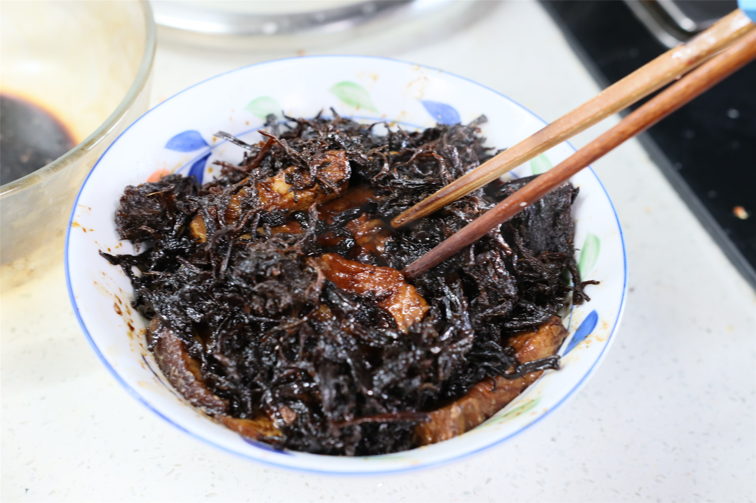 年夜饭加道“硬菜”，梅菜扣肉端上桌，这做法软烂浓香，入口即化