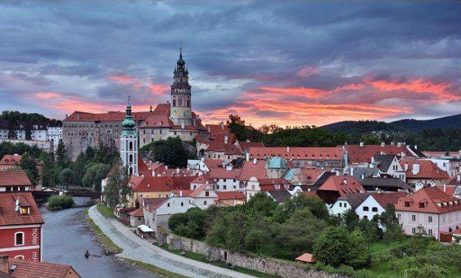 发轫于混沌，受任于宗教：中世纪欧洲大学如何推动城市化进程？