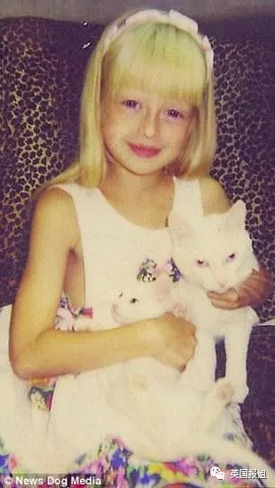 俄国美女从小被“圈养”！父母把她当活娃娃，丰胸细腰拍性感照