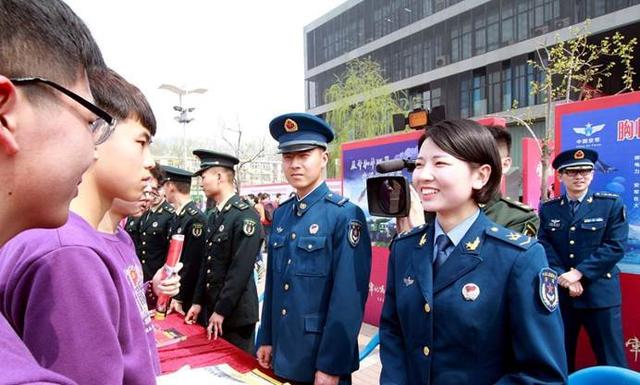 大学生迎来好消息，2021年参军能保送到军校，不过要满足一定条件