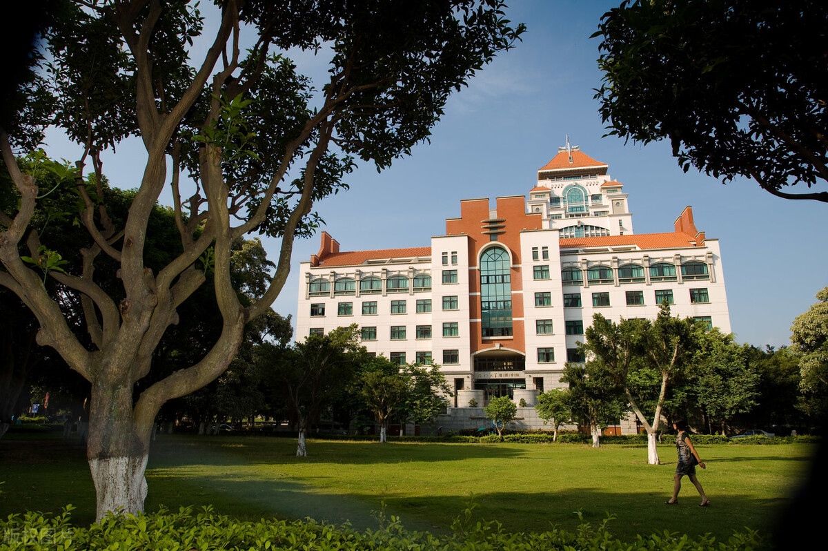 中國最美大學：隐匿在山坡上的古堡式校园VS偶像剧取景地