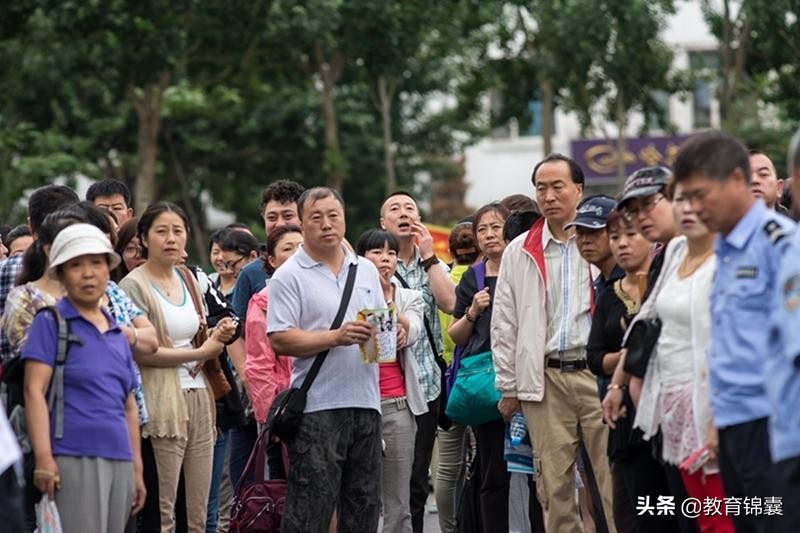 白岩松谈高考：除了读书这条路，人生没有“捷径”能走
