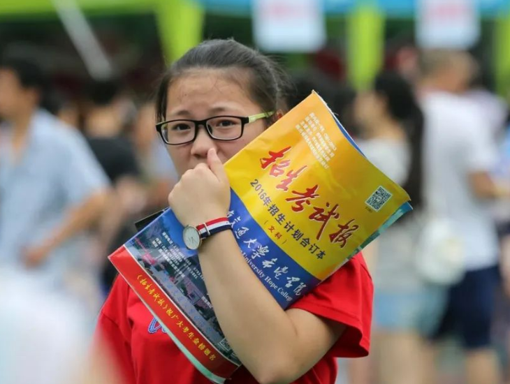 为啥大学录取通知书都用EMS快递？别的快递咋没资格？缘由很暖心