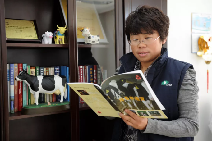 从东北女硕士到十九大代表，她17年扎根牛棚，无愧