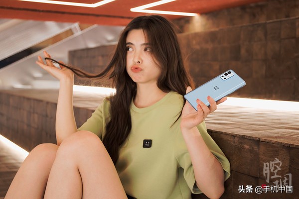 手握蓝屿的女孩儿 种着最美的梦里花