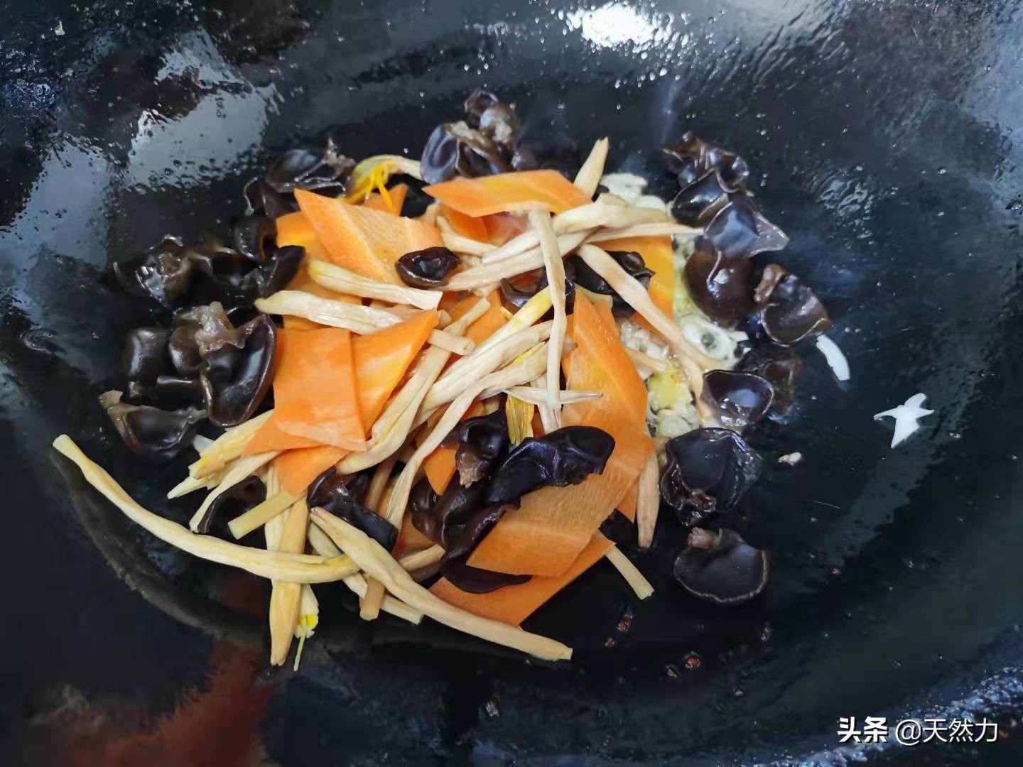 木须肉是传统的经典名菜，做法简单，步骤是关键，看一遍就能学会