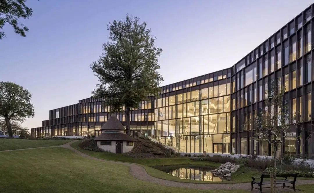 嘉士伯新总部大楼，可回收的黄铜外立面，示范了真正可持续理念