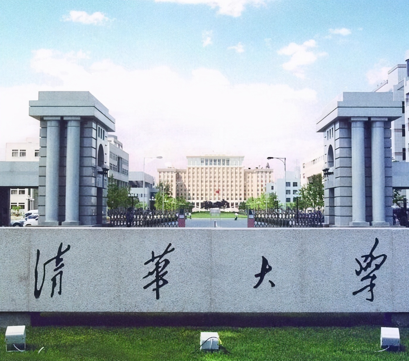 他高考以674分考上清华，采访中痛哭，父亲每天挑200担沙供他念书