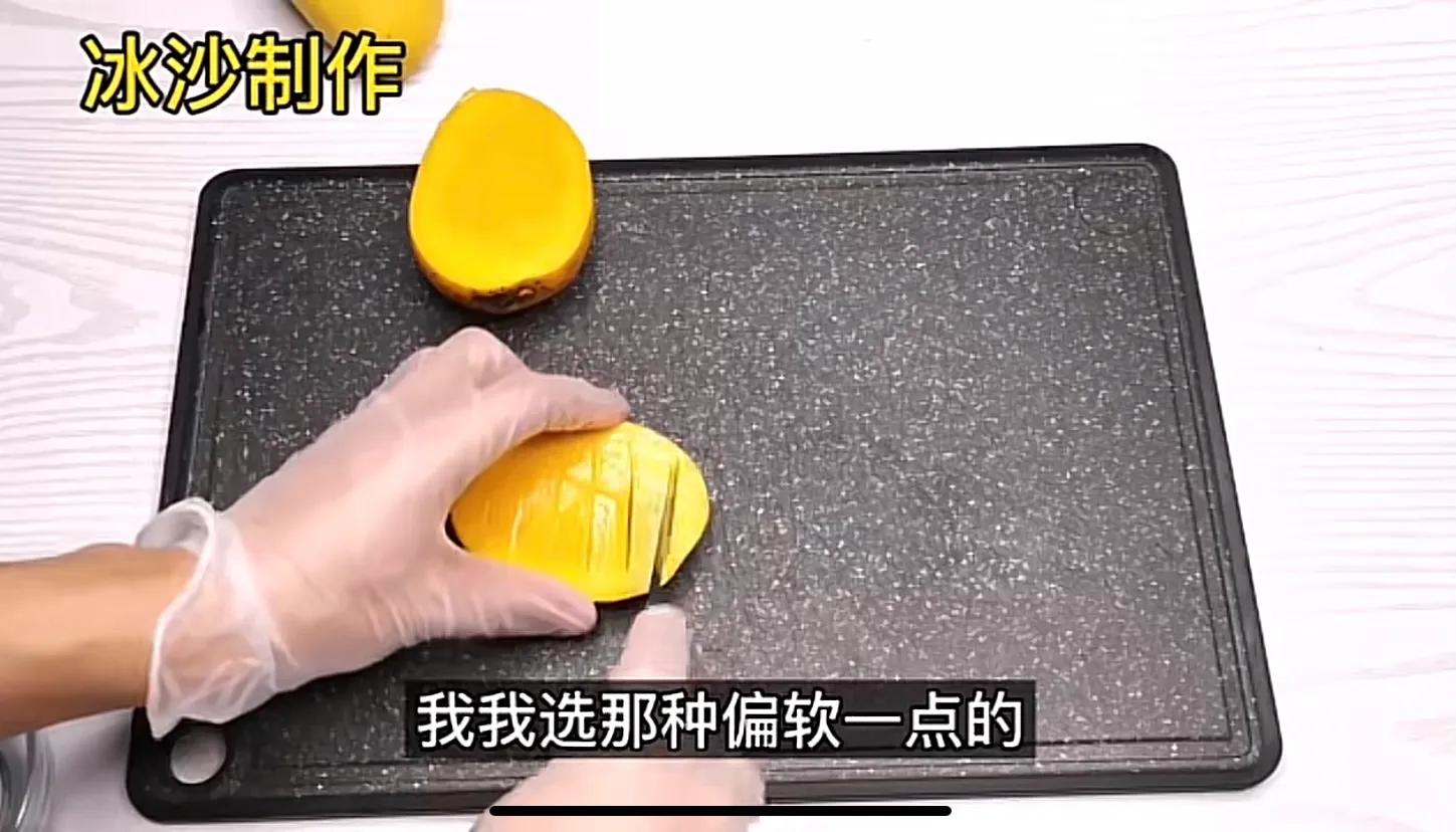 芒果沙冰做法(甜品店卖8元一份芒果冰沙在家自己做)
