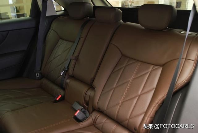 英菲尼迪FX37 3.7L V6实拍，让宝马X5/Q7吃灰的异类，售价79.9万