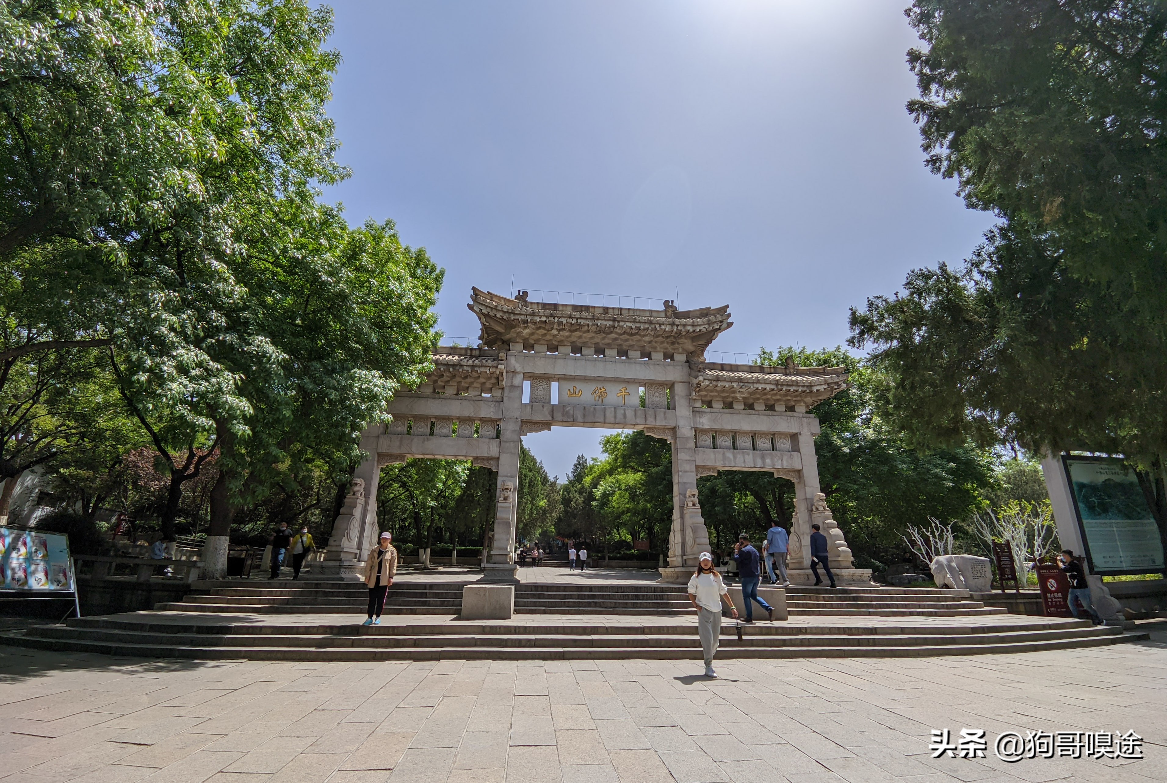 济南市区南部有座千年名山，是济南的地标景点，可以俯瞰市区全貌