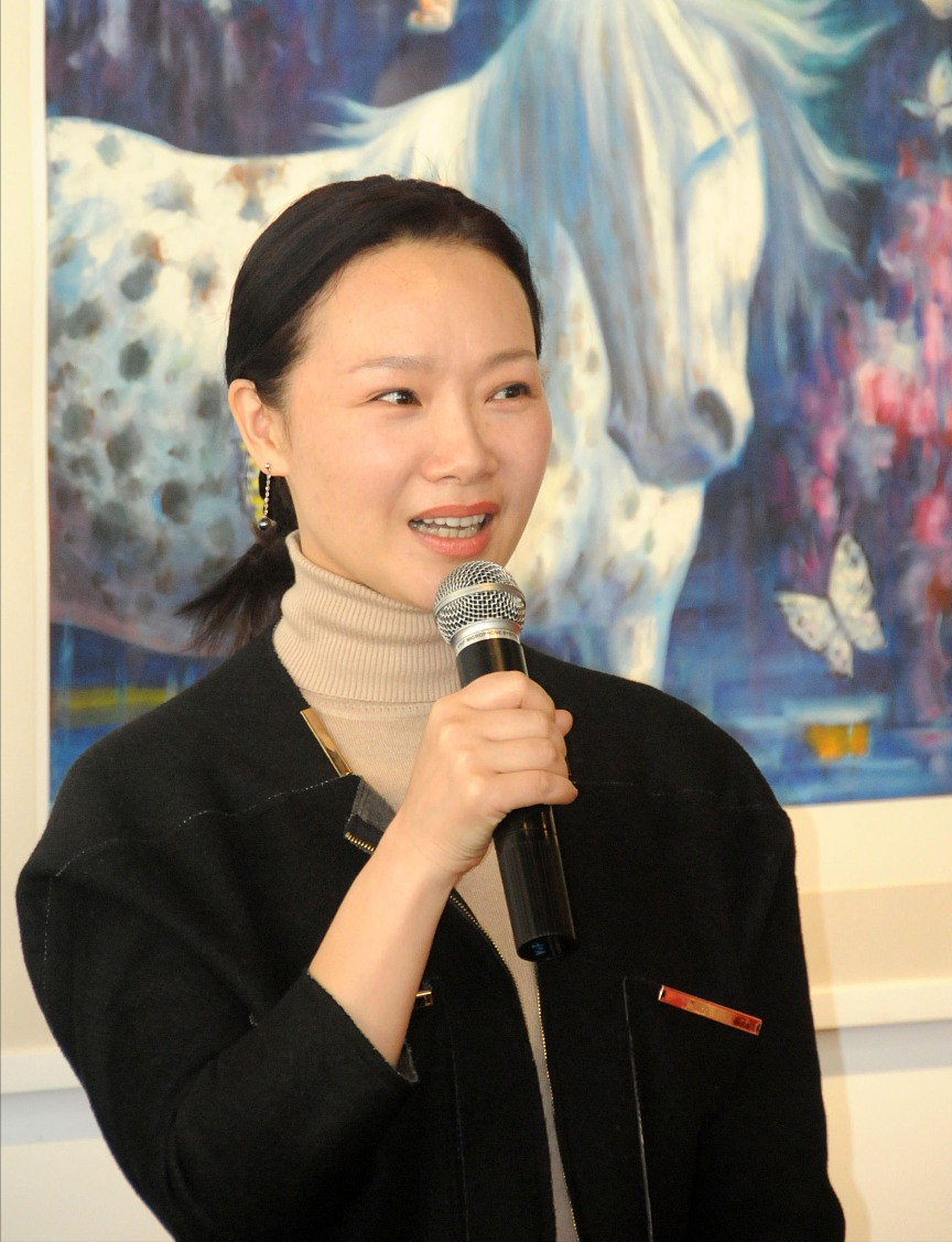 吕薇气质也太好了,素颜只涂唇蜜好清纯,纯色穿搭也挡不住优雅